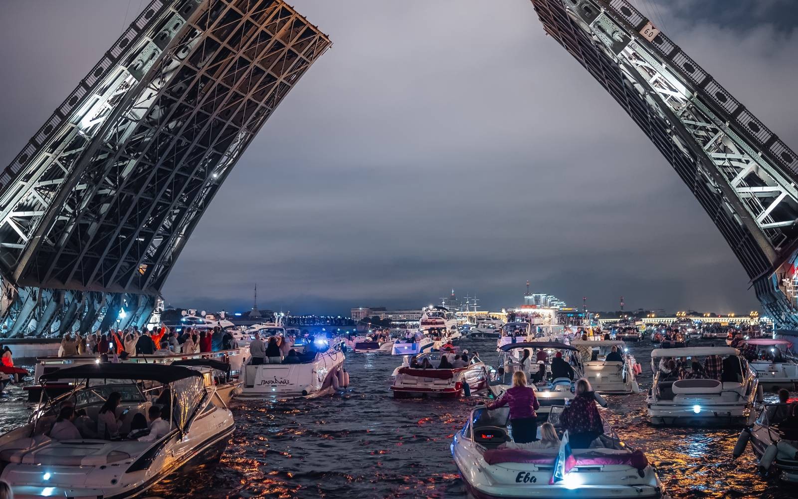 涅瓦河上的游艇队列