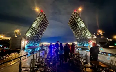 “Duck-a-Dance”游船夜店派对，在开启的桥梁下举行